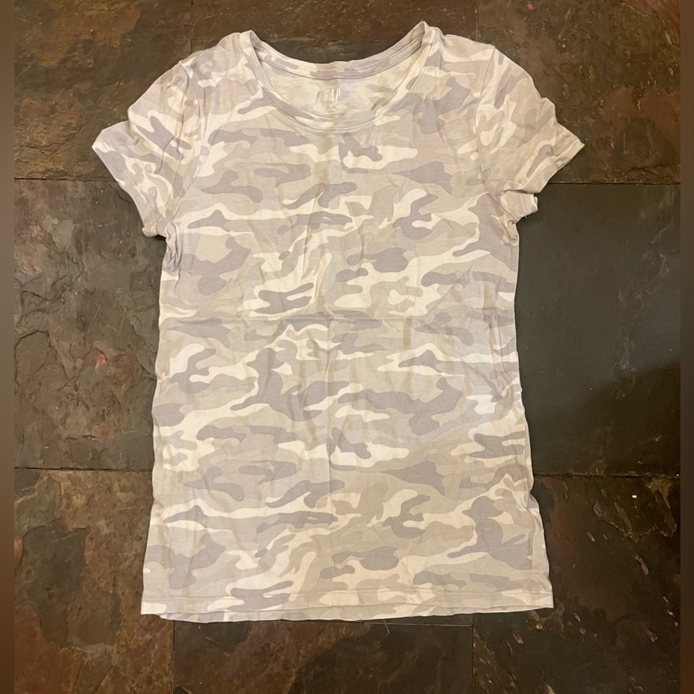Women’s White & Gray camo tshirt, size XS